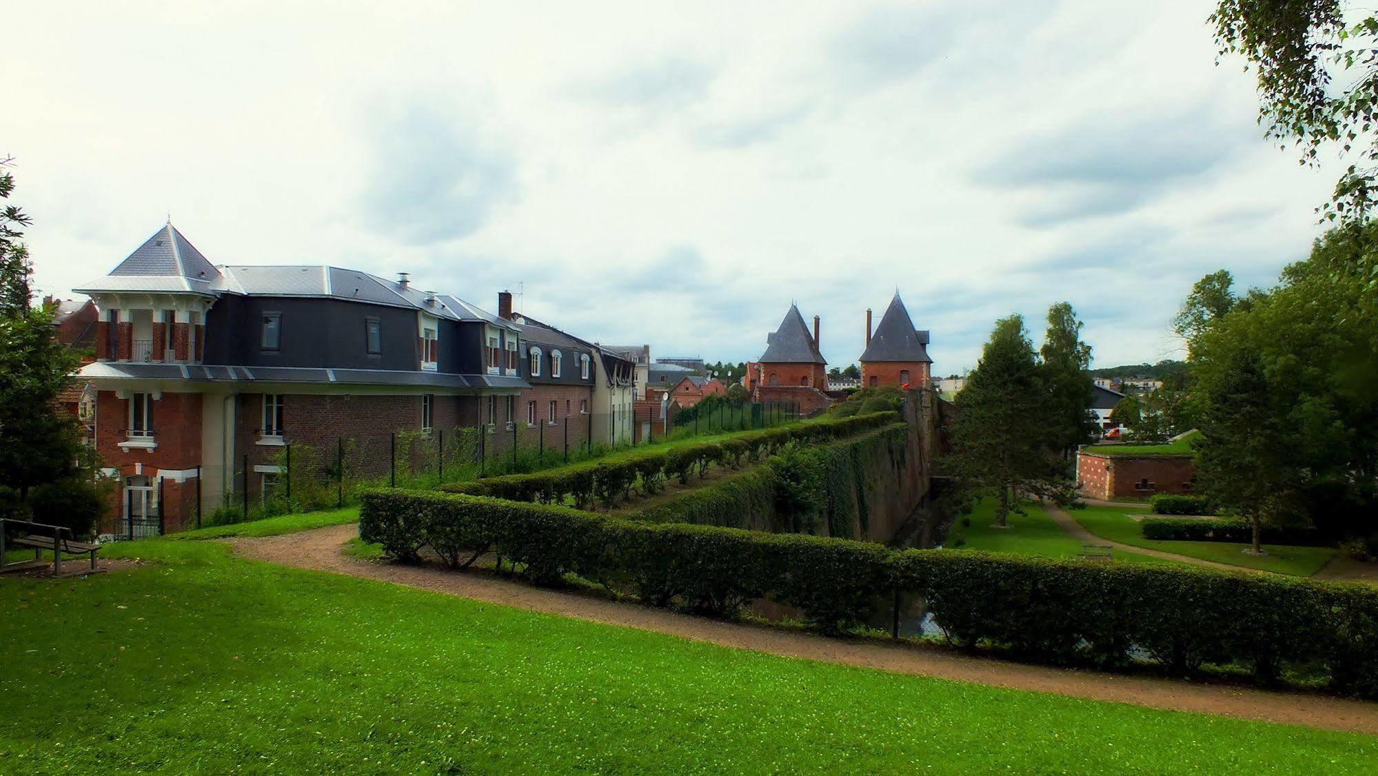Auberge Des Remparts เปโรนน์ ภายนอก รูปภาพ